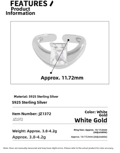 Dettaglio macro dell'anello in argento S925 con zircone bianco rettangolare da 11,72 mm