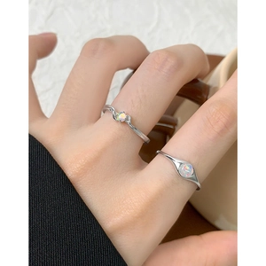 Bagues minimalistes en argent S925 avec opales rondes portées au doigt pour femme
