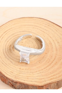 Dettaglio di uno zircone a taglio quadrato incastonato su un anello in argento regolabile