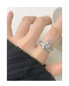 Dettaglio macro dell'anello in argento S925 con zircone rettangolare e fascia curva