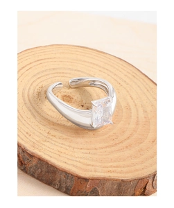 Macro di anello in argento 925 con grande zircone rettangolare e incastonatura a quattro griffe