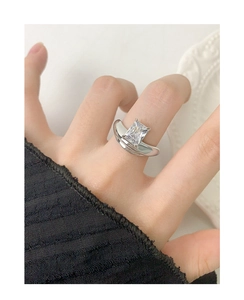 Dettaglio anello in argento S925 con grande zircone bianco su una mano di modella