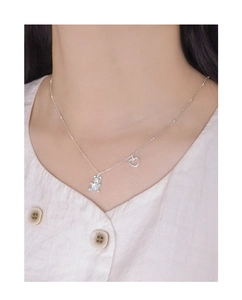 Nahaufnahme der S925 Silber Opal Bär Halskette mit hohlem Herzanhänger für Damen