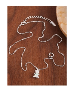 Makroansicht von S925 Sterling Silber Bär-Anhänger mit Opalstein und Herz-Charm-Details