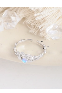Dettaglio anello in argento S925 con trama lava e cuore in pietra di luna