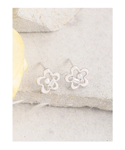 Detailed close-up of S925 silver flower earrings with zircon and central pearl accents