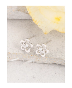 Detailed close-up of S925 silver flower earrings featuring white pearls and zircon stones