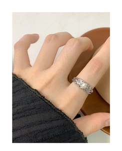 Detail of silver S925 ring featuring hammered texture and a white round pearl inlay