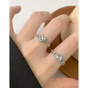 Anello cuore in pietra di luna in argento S925 con finitura texture lava irregolare