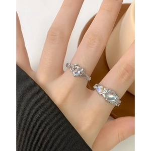 Set di anelli a cuore in argento S925 con pietra di luna e design organico in metallo fuso