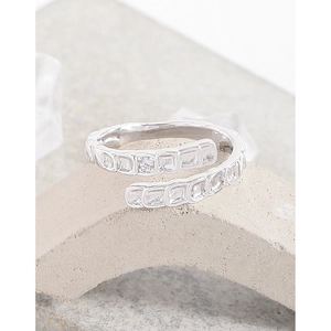 Minimalist S925 sterling silver open ring with unique fish scale relief and central zircon
