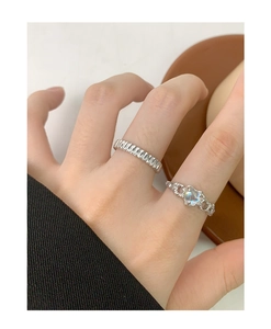 Dettaglio anello cuore in pietra di luna argento S925 e fascia larga testurizzata
