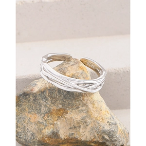 Minimalist S925 sterling silver open ring with interlaced line design on raw stone