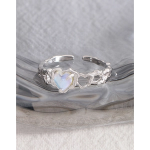 Anello cuore in argento S925 e opale con texture lava e design aperto regolabile