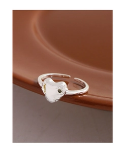 Macro shot of S925 sterling silver heart ring with hammered texture and zircon detail