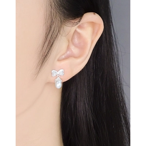 S925 silver bow stud earrings with natural pearl drop on model side profile