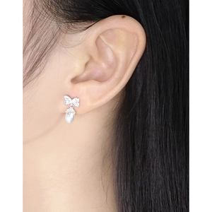 Elegant S925 silver stud earrings featuring bow design and teardrop pearls for women