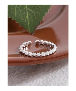 Detailed close-up of S925 sterling silver daisy flower ring with adjustable open band design