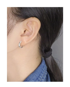 Nahaufnahme von minimalistischen S925 Sterling Silber Stern-Creolen mit kleinen Zirkonia