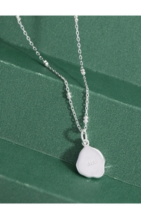 Gros plan du poinçon en argent sterling S925 au dos du pendentif en cristal bleu