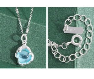 Gros plan du poinçon S925 sur la chaîne en argent avec pendentif cristal bleu