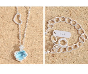 Détail du collier en argent S925 avec gemme ovale bleue sertie en forme d'étoile