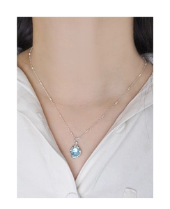 Vue détaillée du collier en argent S925 avec pendentif en cristal bleu clair liquide