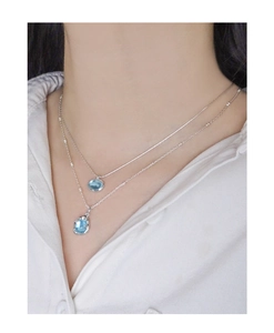 Détail du collier double en argent S925 avec cristaux bleu clair ronds et en goutte
