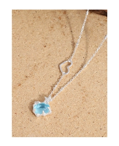 Détail du collier en argent S925 avec pendentif en cristal bleu et charme cœur