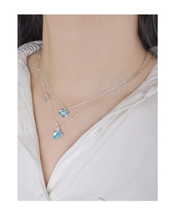 Détail du collier double en argent S925 avec cristal bleu océan et pendentif cœur