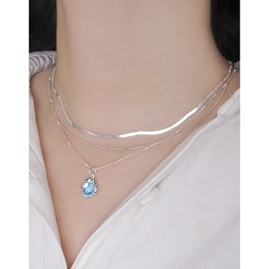 Collier triple rangs en argent 925 avec pendentif en cristal bleu clair sur chemise blanche