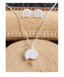 Vue détaillée du collier en argent S925 et boucles d'oreilles coquillage texturées