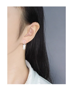 Détail de boucles d'oreilles méduse en argent S925 portées pour un style bijoux épuré
