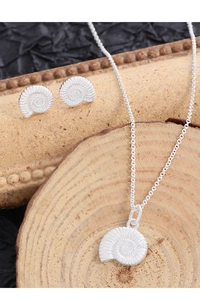 Détail macro du collier et des boucles d'oreilles escargot en argent S925 sur bois