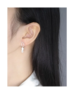 Détail de boucles d'oreilles méduse en argent S925 portées par un mannequin pour le style