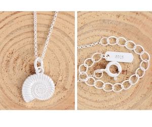 Détail du pendentif coquille d'escargot en argent S925 avec poinçon de pureté sur le fermoir