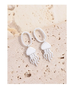 Vue détaillée de boucles d'oreilles méduse en argent S925 sur fond de pierre naturelle