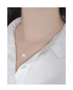 Détail du collier avec pendentif coquille d'escargot en argent 925 sur une femme