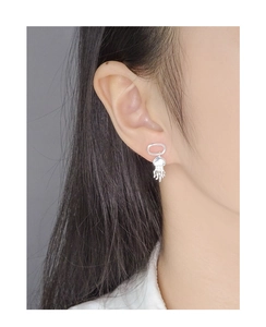 Gros plan de boucles d'oreilles méduse en argent S925 avec tentacules sur un modèle