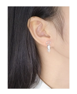 Détail de boucles d'oreilles méduse en argent sterling S925 portées par un mannequin