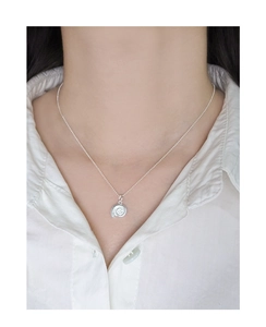 Détail du pendentif coquillage en argent S925 sur une chaîne fine portée par un mannequin