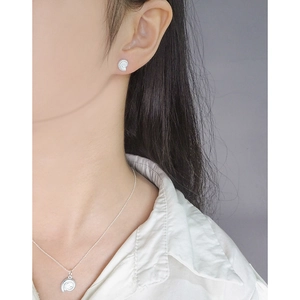 Parure collier pendentif escargot et boucles d'oreilles en argent S925 sur modèle