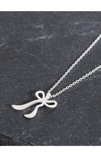 Vue macro du poinçon S925 au dos du pendentif nœud en argent sterling brillant