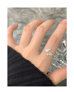 Macro detail of the silver wheat leaf engraving on the S925 sterling silver ring
