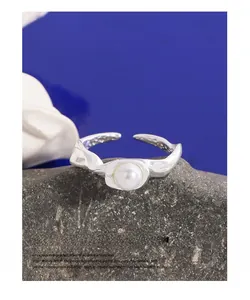 Makroaufnahme von S925 Sterlingsilber Perlenring mit unregelmäßiger Textur auf Stein