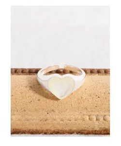 Dettaglio ravvicinato dell'anello in argento S925 con cuore in madreperla su base