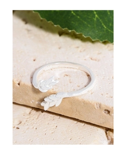 Macro view of S925 sterling silver ring showing wheat leaf texture and adjustable band