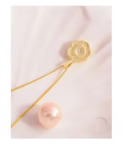 Vue macro détaillée du collier en argent S925 avec pendentif soleil et cristal central
