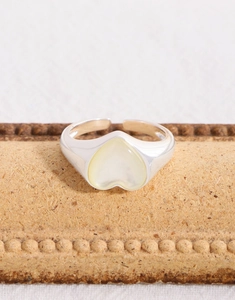 Dettaglio macro dell'anello in argento S925 con cuore di conchiglia e fascia lucida