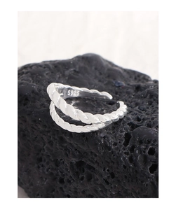 Macro detail of the S925 hallmark on silver double-layer twisted rope ring